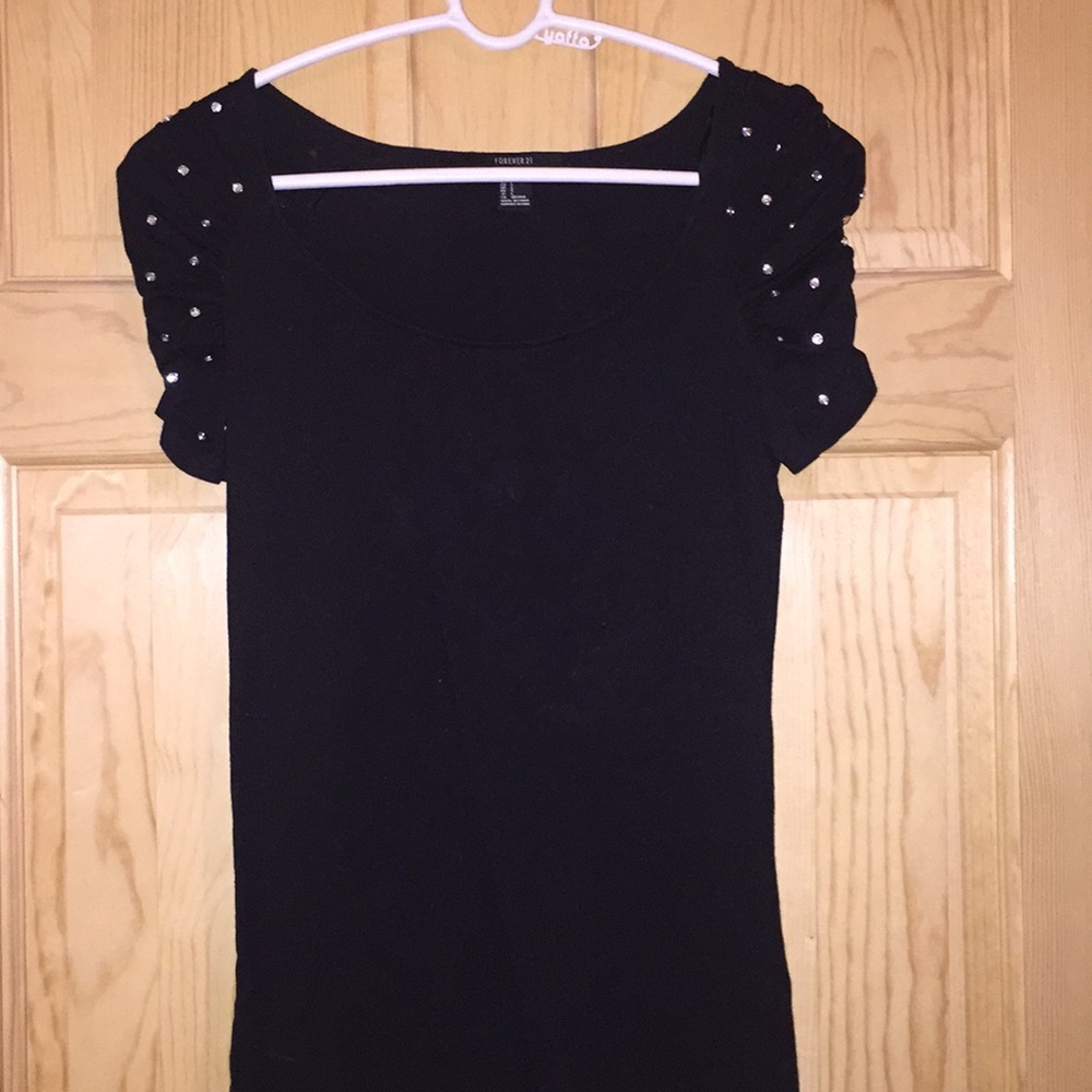 Black short sleeve top.